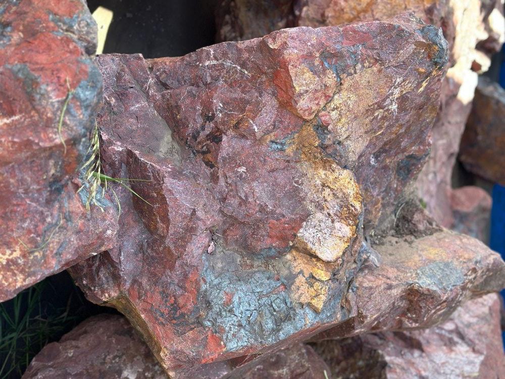 Камни для ландшафтного дизайна красно-фиолетовые 10-60 килограмм купить в Истре