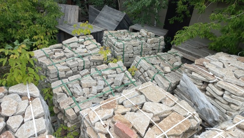 Гранитный плитняк галтованный для мощения купить в Истре