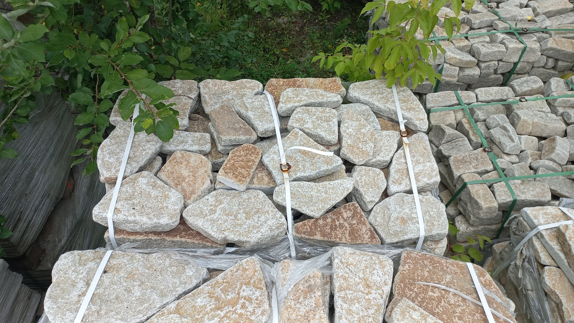 Плитняк галтованный гранитный для ландшафтного дизайна купить в Истре