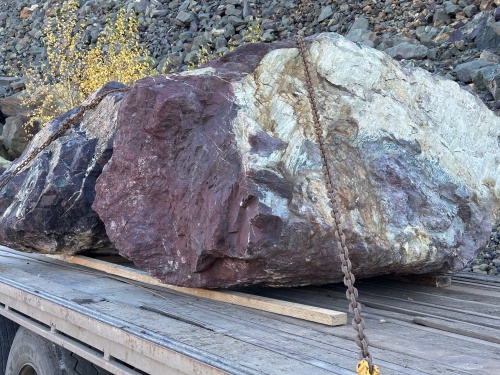 Огромные красно-фиолетовые валуны для ландшафтного дизайна весом более 5 тонн купить в Истре