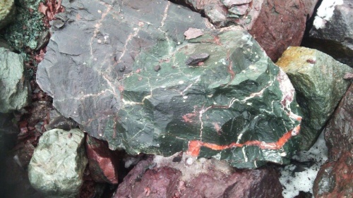 Гигантские зелёные валуны для ландшафтного дизайна весом более 5 тонн купить в Истре