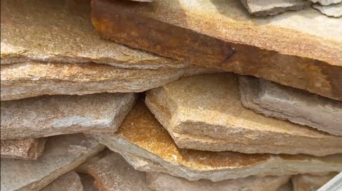 Плитняк златолит жёлтый золотистый для отмостки купить в Истре