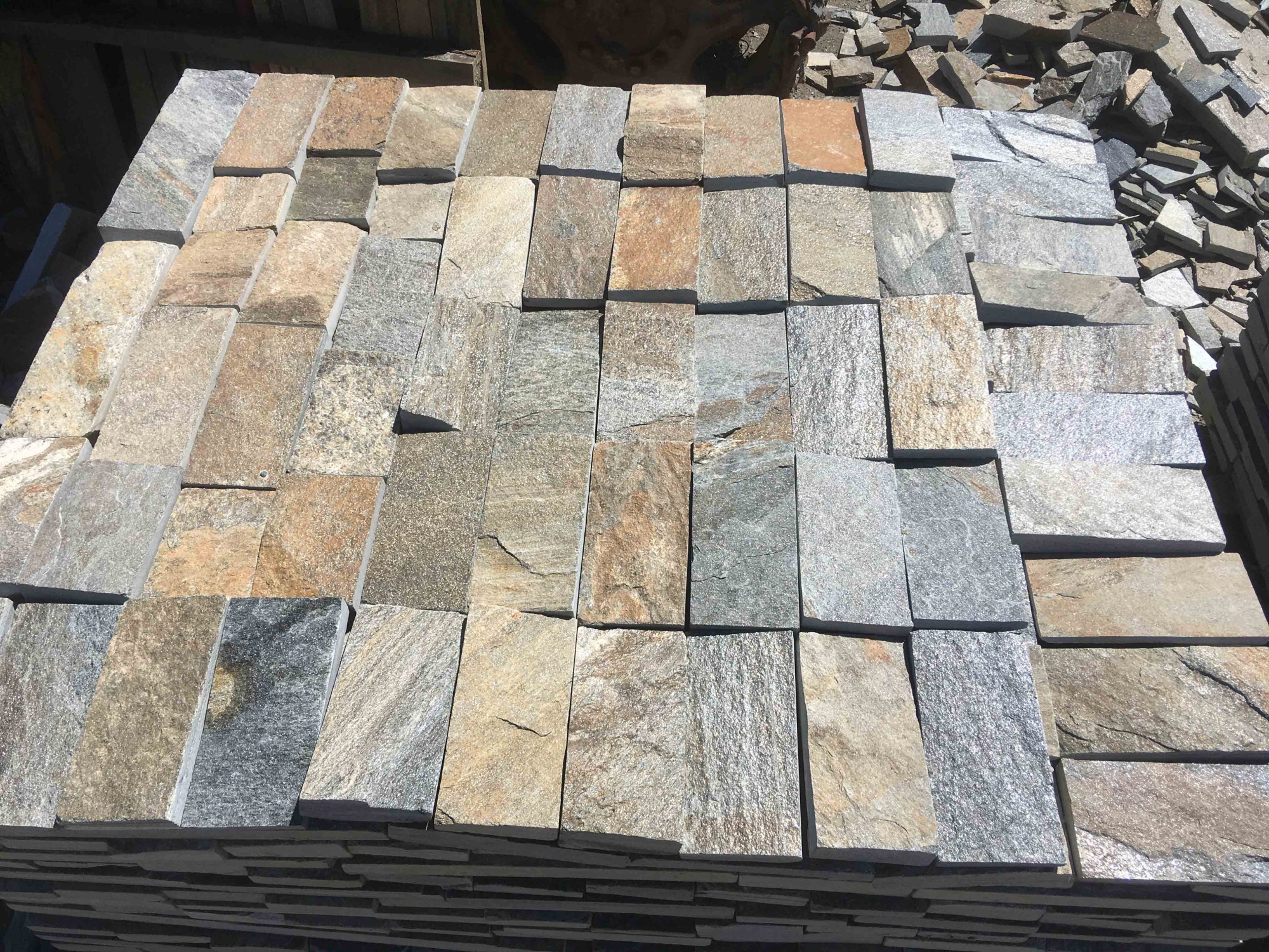 Плитка пилёная златолит Уральский для цоколя, отмостки купить в Истре