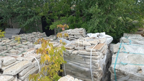 Плитняк галтованный гранитный для ландшафтного дизайна купить в Истре