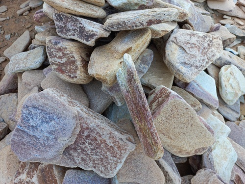 Златолит жёлтый, жёлто-зелёный глыбки и валуны для ланшафтного дизайна купить в Истре