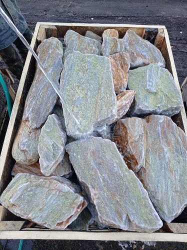 Златолит жёлтый, жёлто-зелёный глыбки и валуны для ланшафтного дизайна купить в Истре