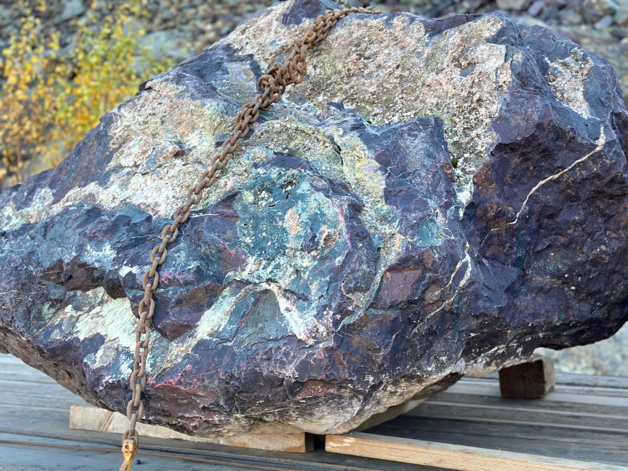 Огромные красно-фиолетовые валуны для ландшафтного дизайна весом более 5 тонн купить в Истре