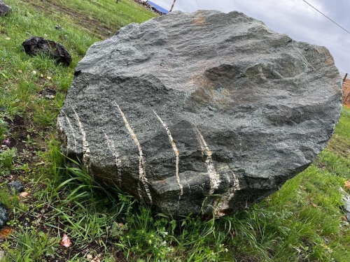 Гигантские зелёные валуны для ландшафтного дизайна весом более 5 тонн купить в Истре