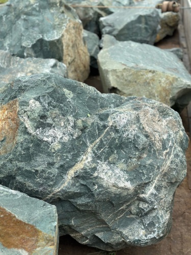 Камни для ландшафтного дизайна зелёные 10-60 килограмм купить в Истре