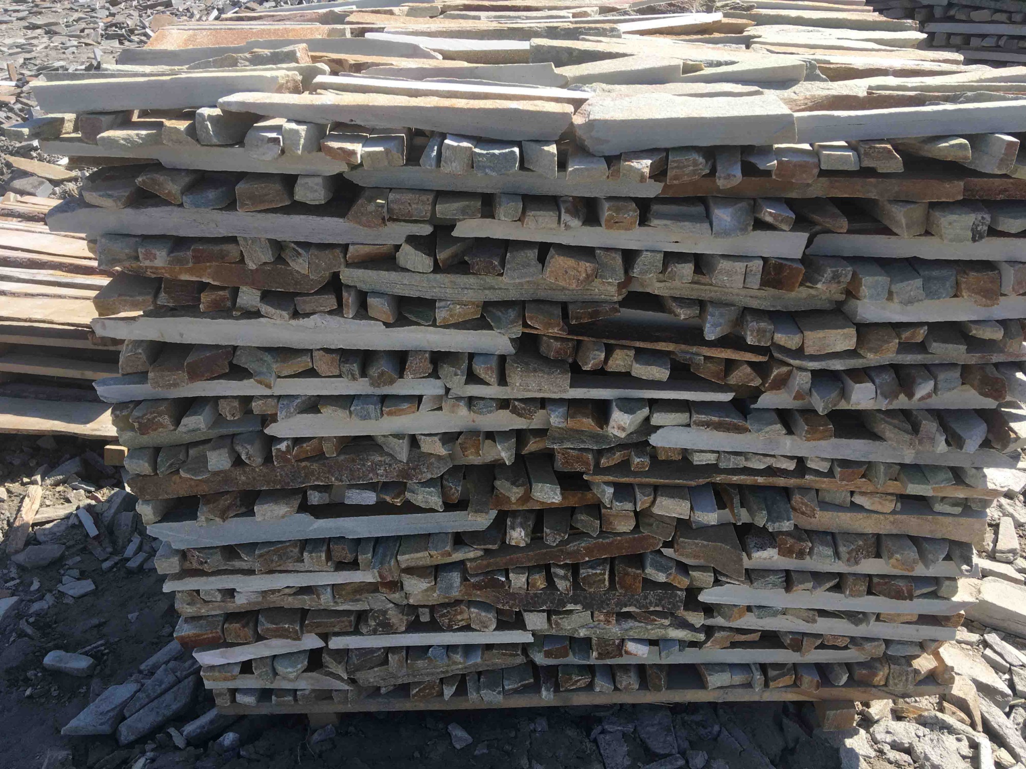 Горбушка златолит золотистый для облицовки купить в Истре