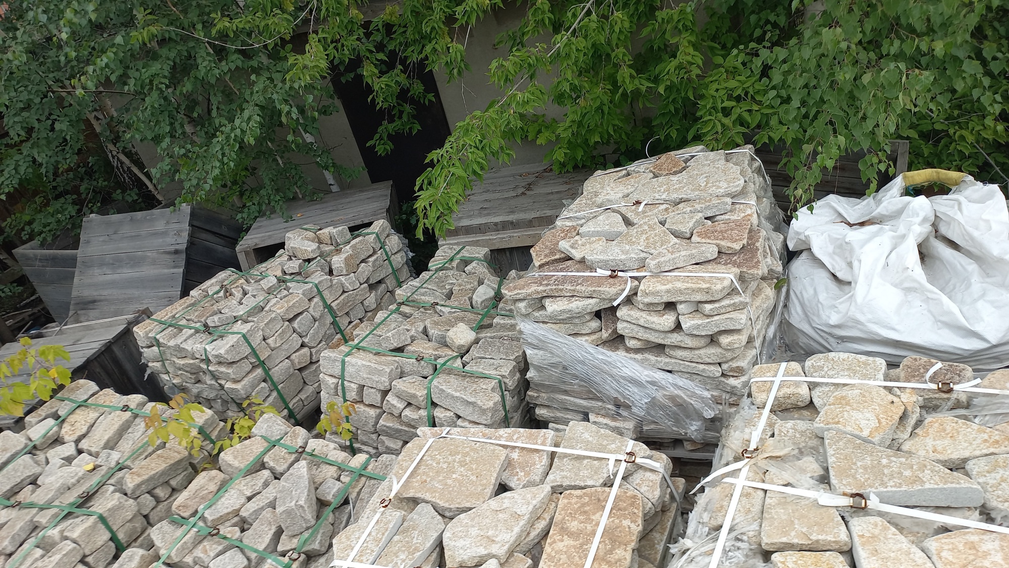 Плитняк гранитный галтованный купить в Истре