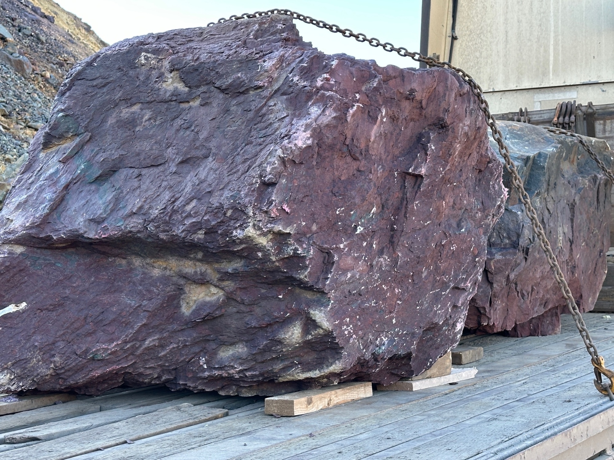 Огромные красно-фиолетовые валуны для ландшафтного дизайна весом более 5 тонн купить в Истре