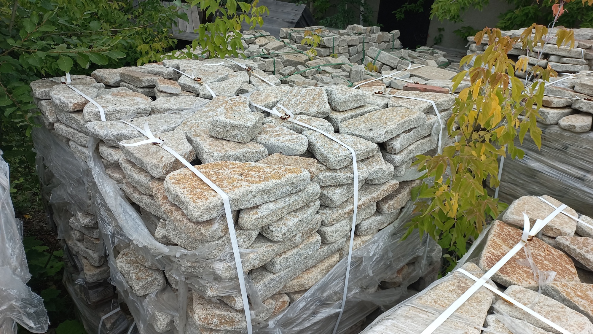 Плитняк галтованный гранитный для ландшафтного дизайна купить в Истре