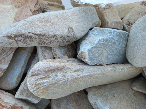 Златолит жёлтый, жёлто-зелёный глыбки и валуны для ланшафтного дизайна купить в Истре