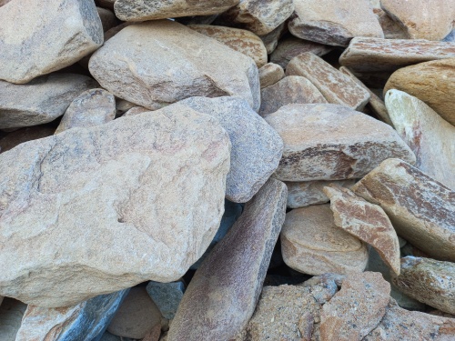 Златолит жёлтый, жёлто-зелёный глыбки и валуны для ланшафтного дизайна купить в Истре