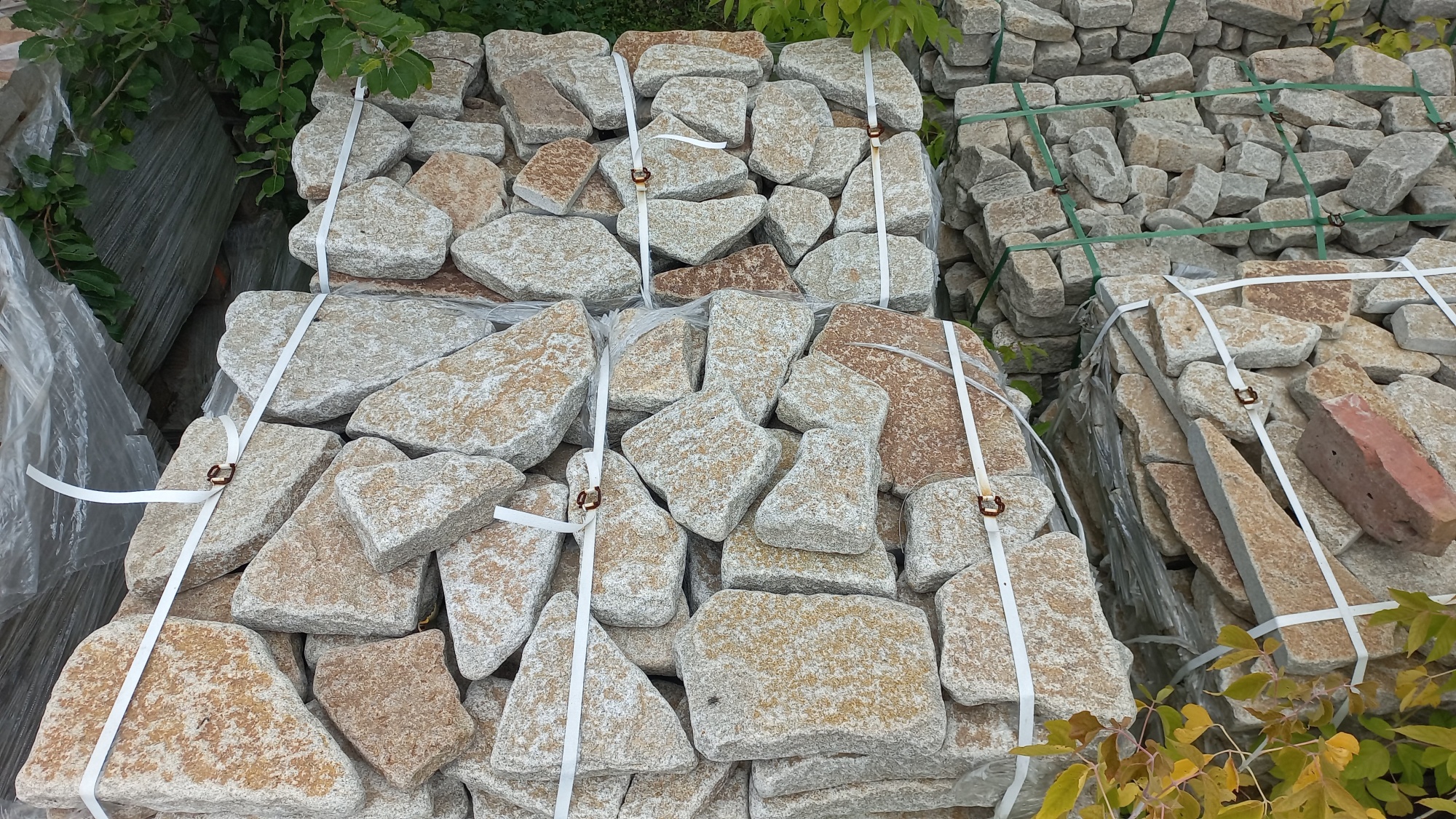 Гранитный плитняк галтованный для мощения купить в Истре