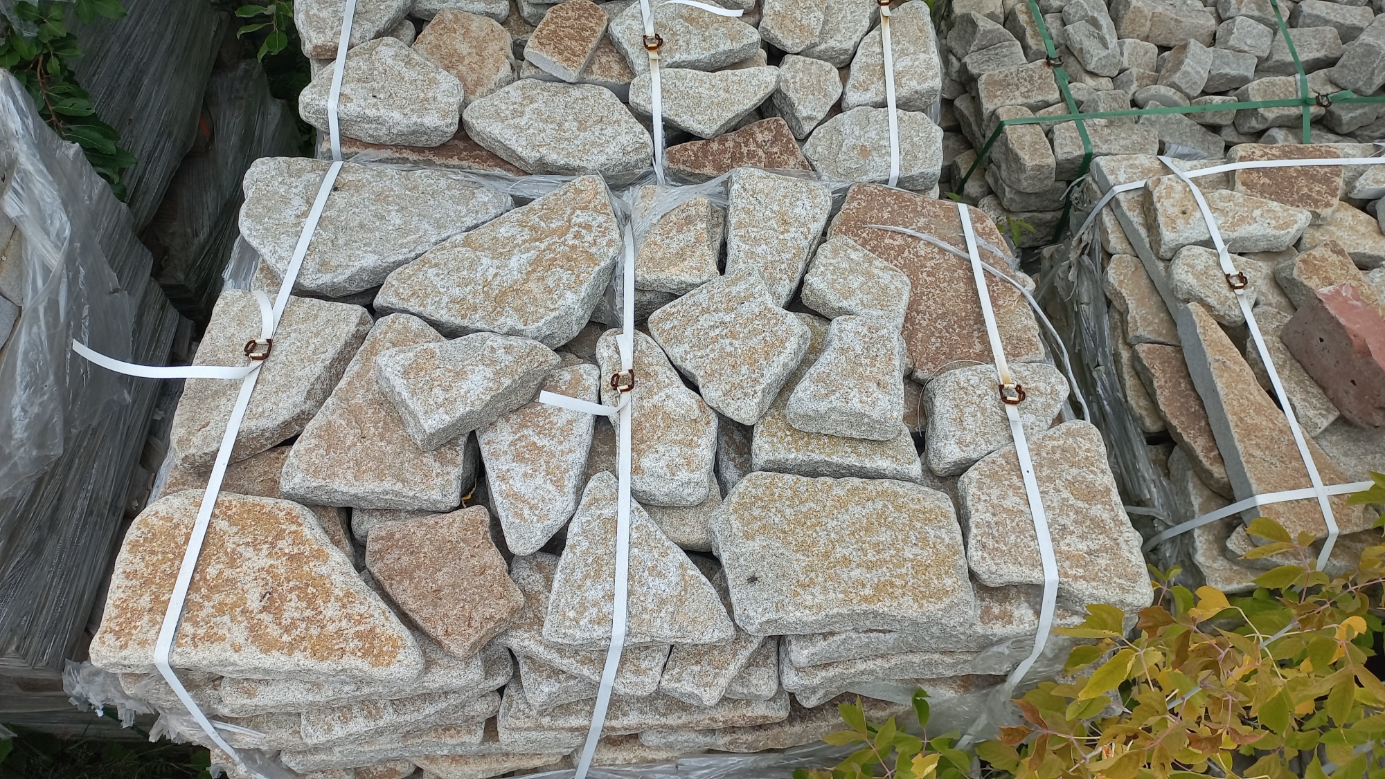 Плитняк галтованный гранитный для ландшафтного дизайна купить в Истре