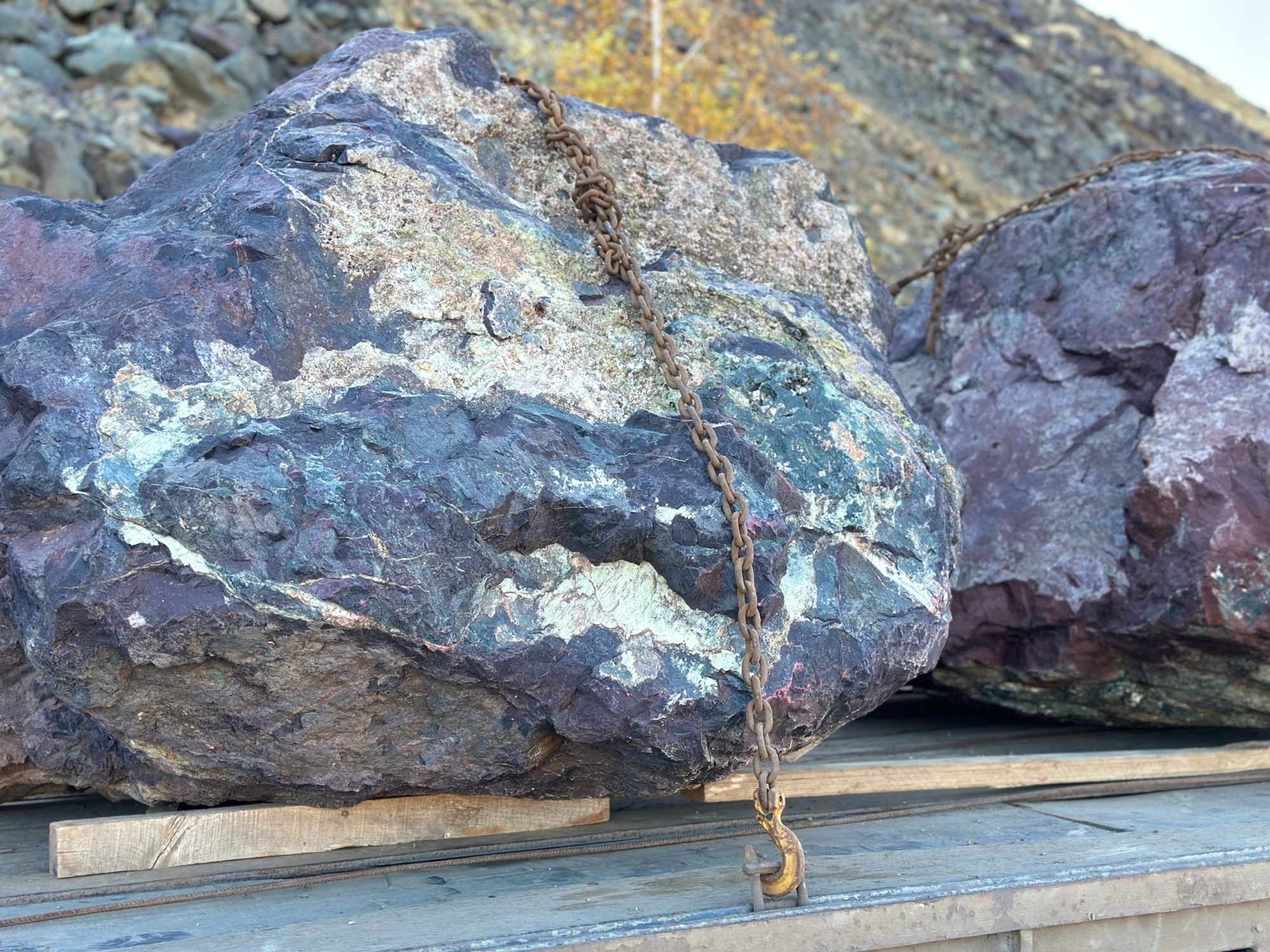 Огромные красно-фиолетовые валуны для ландшафтного дизайна весом более 5 тонн купить в Истре