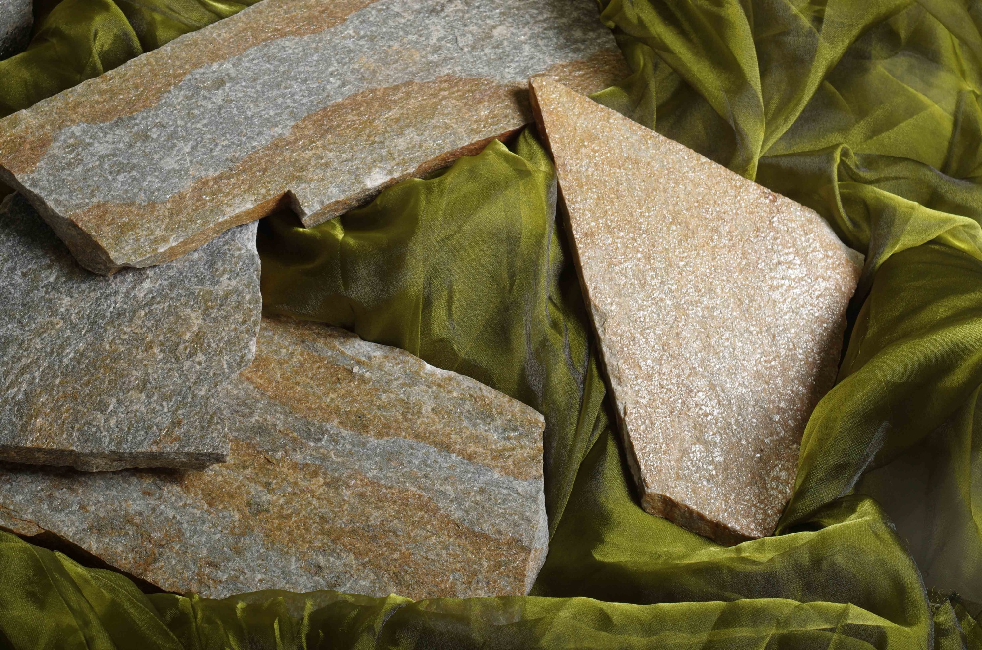 Плитняк златолит Уральский для цоколя, отмостки купить в Истре