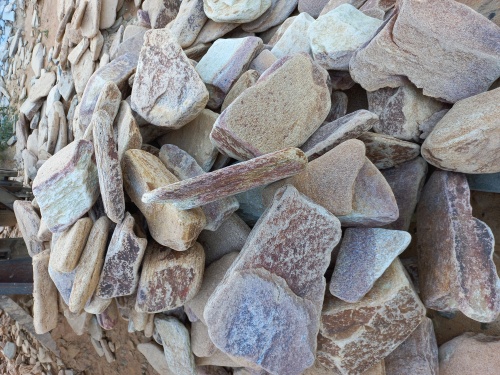 Златолит жёлтый, жёлто-зелёный глыбки и валуны для ланшафтного дизайна купить в Истре