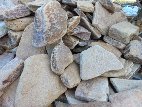 Златолит жёлтый, жёлто-зелёный глыбки и валуны для ланшафтного дизайна купить в Истре