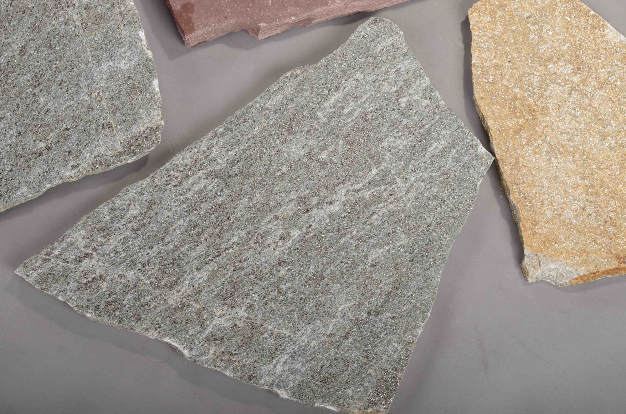 Плитняк златолит Уральский для цоколя, отмостки купить в Истре