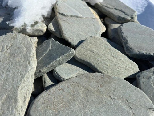 Плитняк златолит зелёный галтованный для цоколя купить в Истре