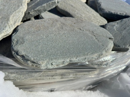 Плитняк златолит зелёный галтованный для мощения на бетон купить в Истре